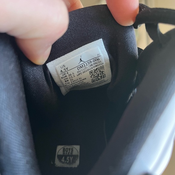 4 pairs of Air Jordans - Picture 6 of 12